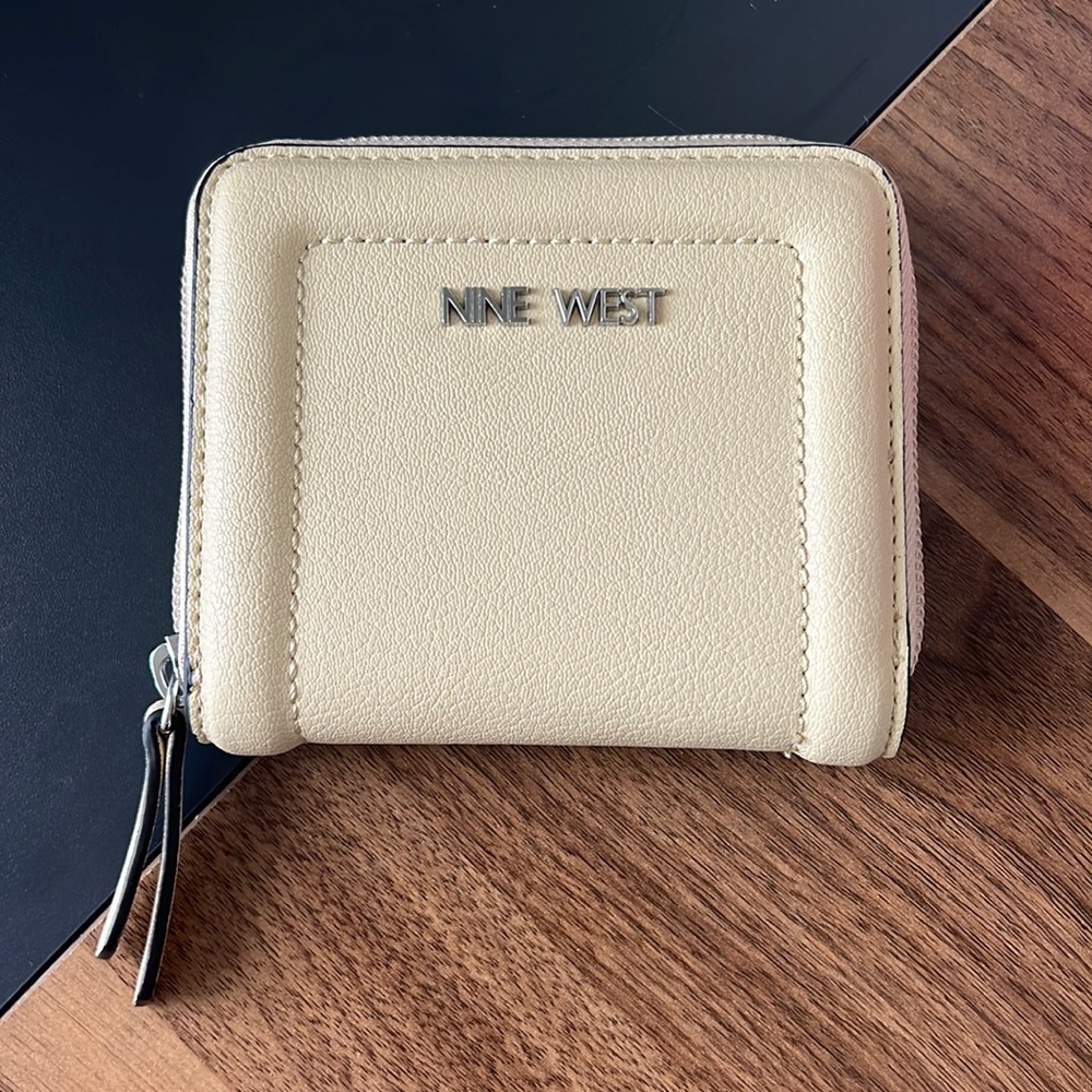 Nine West pocket wallet with card, change, money slit